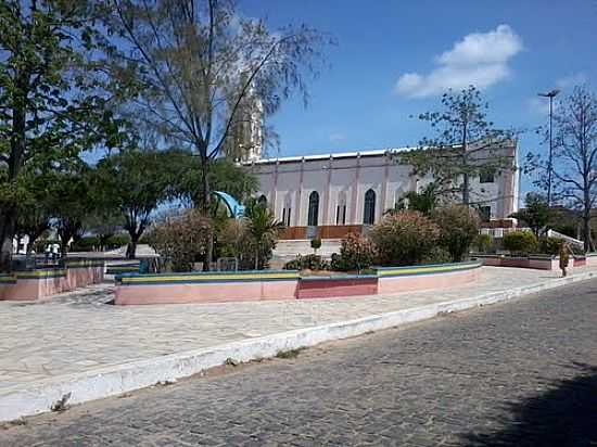 PRAA E LATERAL DA IGREJA DE N.SRA.DA PENHA-FOTO:ANDREAPL - CAMPOS SALES - CE