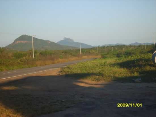 ESTRADA DE CANIND E AO FUNDO O PICO DO ARIRO, POR RANCISCO NASCIMENTO - CANIND - CE