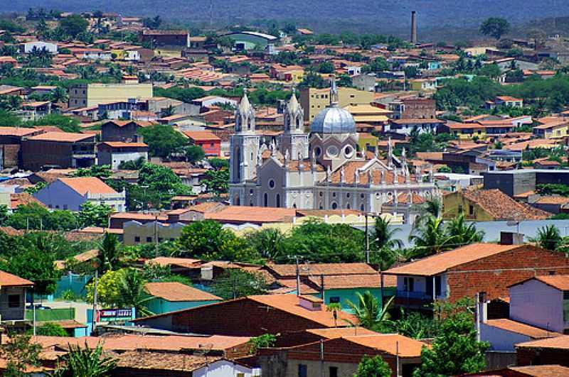 VISTA DA CIDADE DE CANIND - A BASLICA DE SO FRANCISCO DOMINA A PAISAGEM - FOTO WWW.CEARAEMFOTOS - CANIND - CE