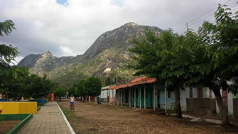 CARQUEJO-CE-RUA DO DISTRITO COM A SERRA AO FUNDO-FOTO:JOAO NEPOMUCENO - CARQUEJO - CE