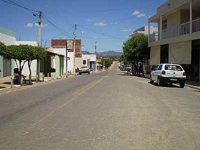 AVENIDA EM CATUNDA, POR LINA MENDES. - CATUNDA - CE