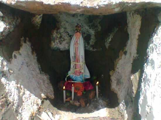 GRUTA PARA ORAO E REFLEXO NO PICO DO OESTE (INTERIOR DA CIDADE), POR VALDENIR - CATUNDA - CE