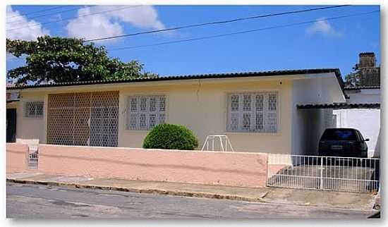 CASA NA RUA PADRE ROMA-FOTO:RUBENS CRAVEIRO - FTIMA - CE