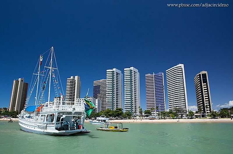 FORTALEZA-CE-BARCO DE PASSEIO NA ORLA DA CIDADE-FOTO:ADJACIRCIDRAO - FORTALEZA - CE