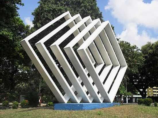 MONUMENTO NA ENTRADA DA UFC EM FORTALEZA-CE-FOTO:NEY MADEIRA - FORTALEZA - CE