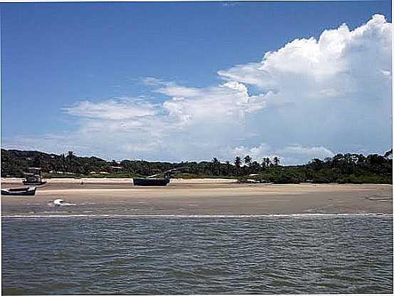 BARCOS NA PRAIA E AO FUNDO A CIDADE DE FORTIM-CE-FOTO:LEANDHM - FORTIM - CE