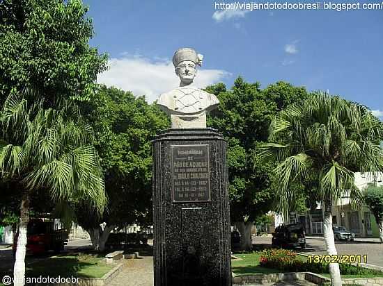 BUSTO DE BRULIO CAVALCANTI EM PO DE AUCAR-FOTO:SERGIO FALCETTI - PO DE ACAR - AL