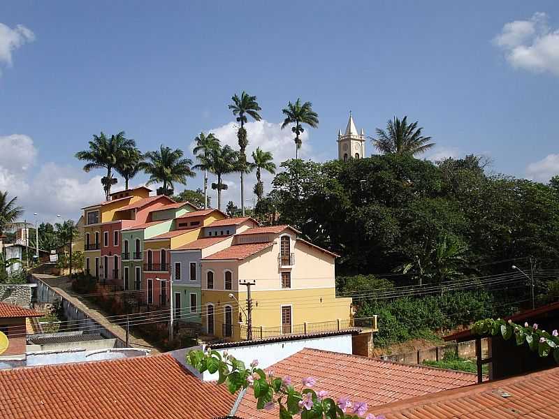 GUARAMIRANGA-CE-SOBRADOS COLORIDOS COM A TORRE DA MATRIZ AO FUNDO-FOTO:CELSO COELHO - GUARAMIRANGA - CE