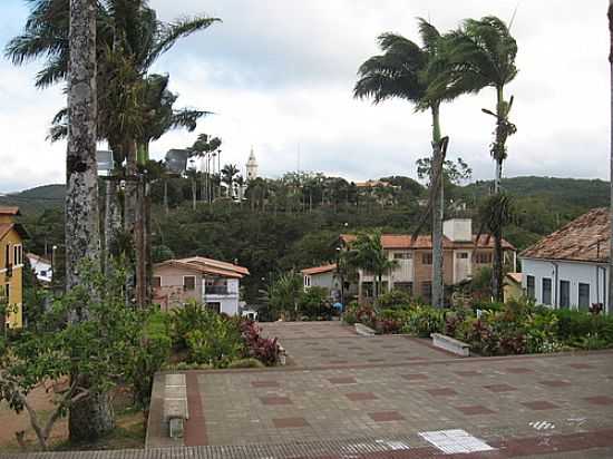 PRAA,AO FUNDO NO ALTO A IGREJA DE GUARAMIRANGA-FOTO:BEKBRA - GUARAMIRANGA - CE