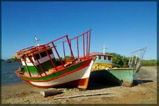 BARCOS DE PESCA EM ICAPU-FOTO:NIMRA MHAD - ICAPU - CE