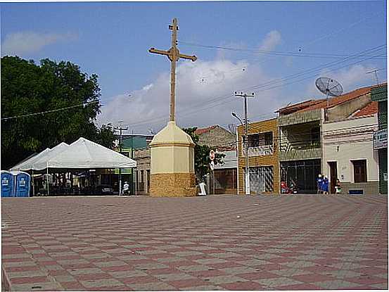 CRUZEIRO AO LADO DA IGREJA-FOTO:LUIS ORIONE - IGUATU - CE