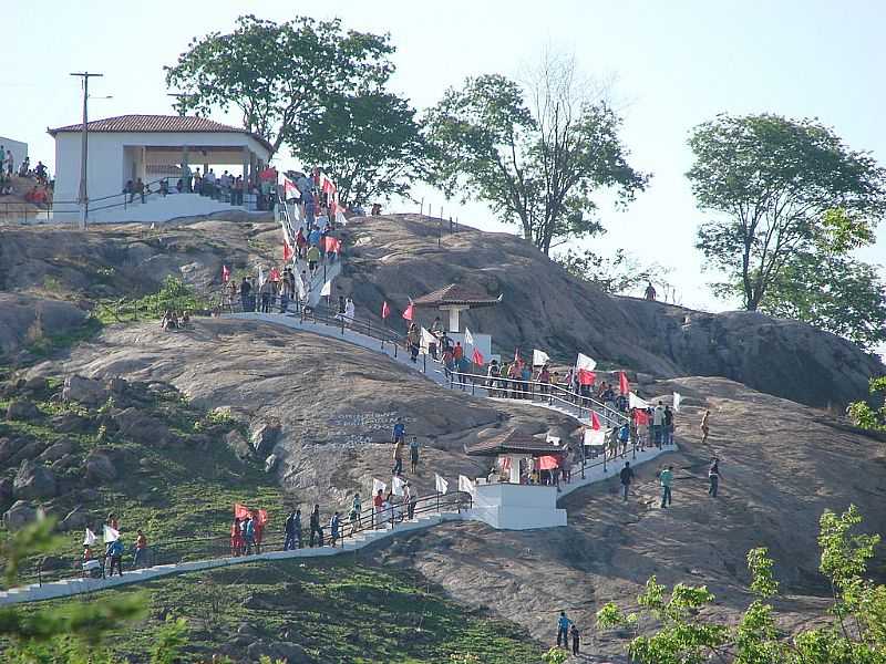 IPAUMIRIM-CE-ESCADARIA DA PEDRA DE SO SEBASTIO PARA A CAPELA DO SANTO-FOTO:PADRE RANILSON BELM - IPAUMIRIM - CE