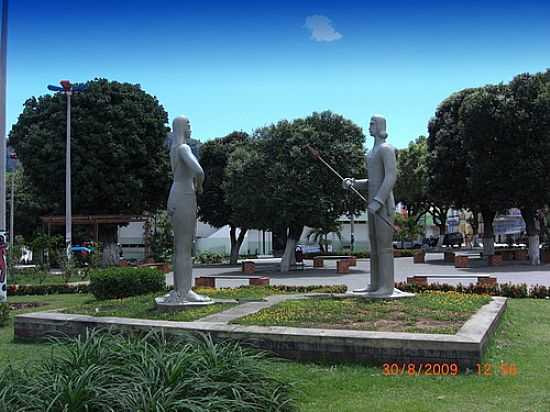 ESTTUAS DE IRACEMA E MARTIM SOARES MORENO-FOTO:MARCLIO GOMES - IPU - CE