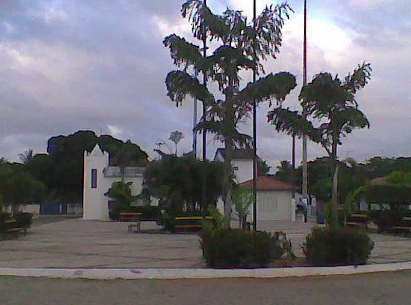 ITAIPABA-CE-PRAA E IGREJA NO CENTRO-FOTO:FACEBOOK - ITAIPABA - CE