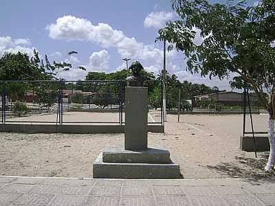 BUSTO DE LUIZ GONZAGA, POR HERALDO MEDEIROS - ITAITINGA - CE