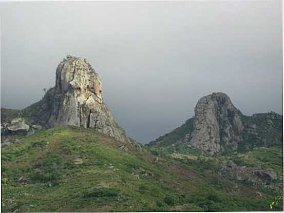 PEDRA DOS NOIVOS, POR ANTONIO MARCOS - ITAPAJ - CE