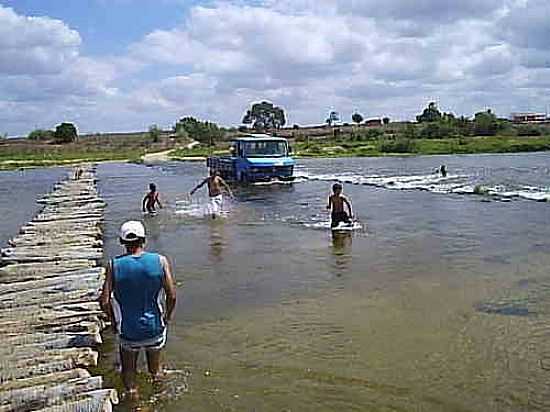 TRAVESSIA DO RIO EM LAGOA GRANDE-FOTO:VALDEIZO - LAGOA GRANDE - CE