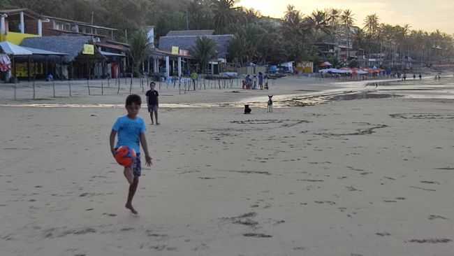 FUTEBOL NA MAR BAIXA, NA PRAIA DE LAGOINHA., POR WASHINGTON ALVES MOREIRA JUNIOR - LAGOINHA - CE