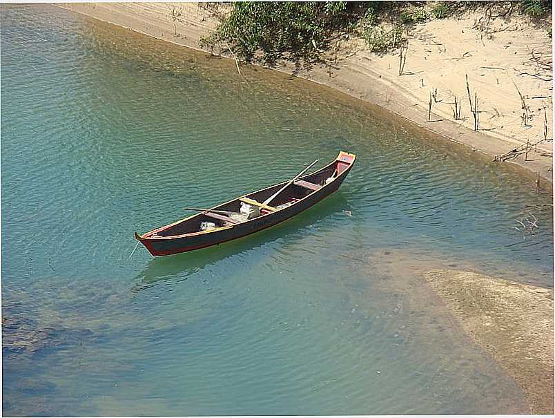 PIRANHAS-AL-BARCO DE PESCADORES-FOTO:GILTON GOES - PIRANHAS - AL