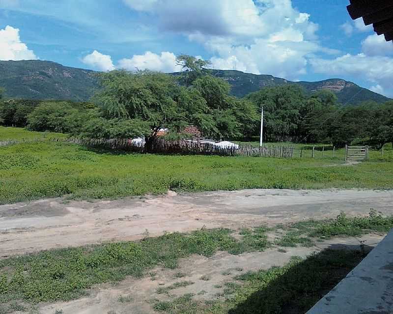 MACAMBIRA-CE-O POVOADO E A SERRA-FOTO:GILMAR FRANA - MACAMBIRA - CE