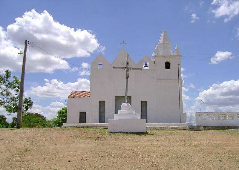 MANITUBA-CE-CRUZEIRO EM FRENTE A IGREJA-FOTO:FACEBOOK - MANITUBA - CE