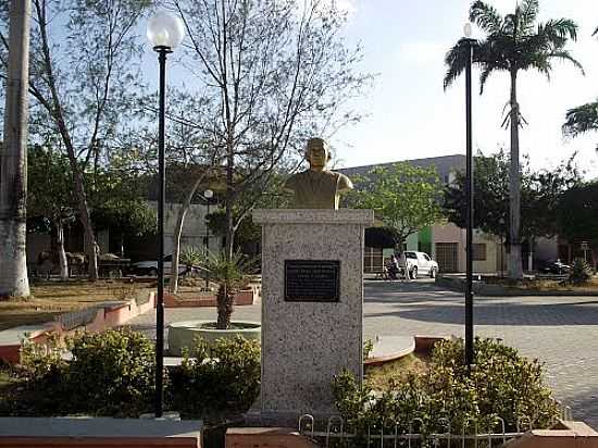 BUSTO DO 1 PREFEITO NA PRAA DA MATRIZ EM MARCO-CE-FOTO:IVO DIAS - MARCO - CE