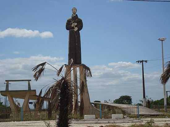 ESTTUA DE SO FRANCISCO NO TREVO DE ACESSO EM MARCO-CE-FOTO:RODRIGO_VASCONCELOS_ - MARCO - CE