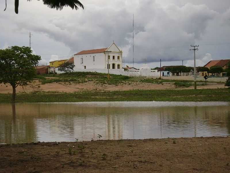 MARRECAS-CE-LAGOA E A IGREJA-FOTO:ALEX CARACAS - MARRECAS - CE