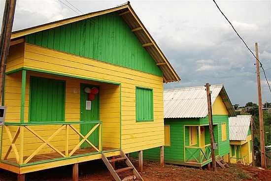 CASAS POPULARES EM PORTO WALTER-FOTO:JEZAFLU=ACRE=BRASIL - PORTO WALTER - AC