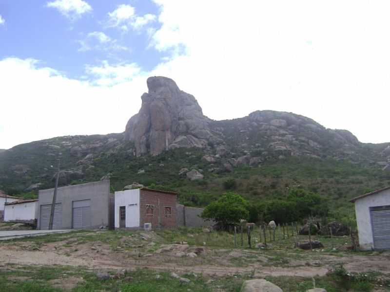 MILAGRES-CE-GRANDE PEDRA NA MONTANHA-FOTO:FABRICIO E FERNANDA - MILAGRES - CE