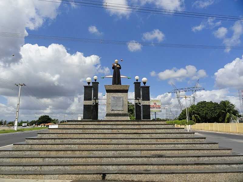 MILAGRES-CE-MONUMENTO AO PE.CCERO NA ENTRADA DA CIDADE-FOTO:WALTER LEITE - MILAGRES - CE