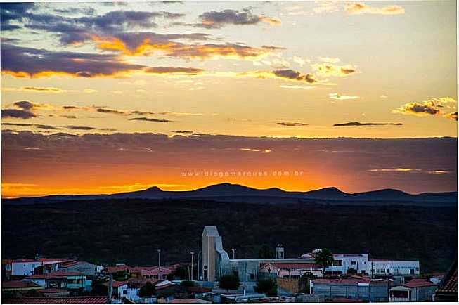 PR DO SOL COM VISTA PARA A IGREJA NOSSA SENHORA DO PERPTUO SOCORRO, POR ERIVAN JNIOR - MOMBAA - CE