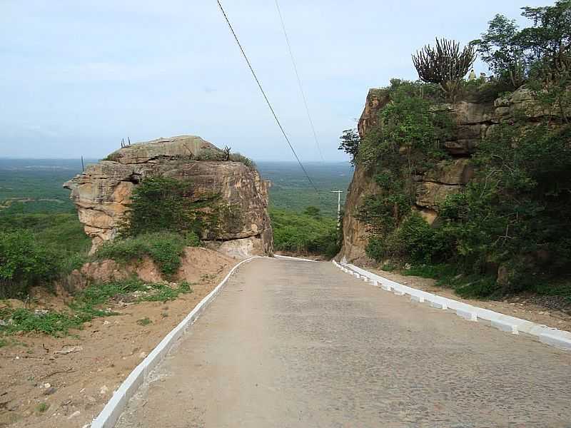 MONTE SION-CE-LADEIRA DA PEDRA CORTADA-FOTO:RUBENS MOTA - MONTE SION - CE