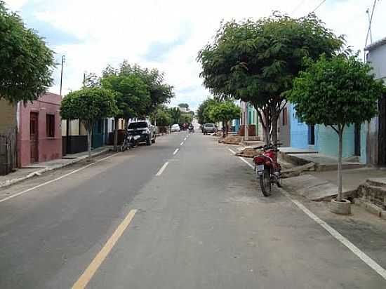 RUA SO PEDRO,NO CENTRO DE MONTE SION-FOTO:RUBENS MOTA - MONTE SION - CE