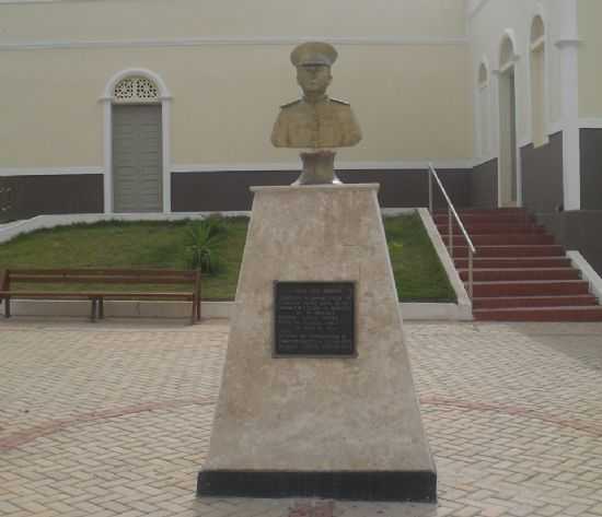 BUSTO DE SARGENTO HERMNIO NA PRAA DA IGREJA MATRIZ COM NOME EM SUA HOMENAGEM, POR GEORGE AGUIAR - NOVO ORIENTE - CE