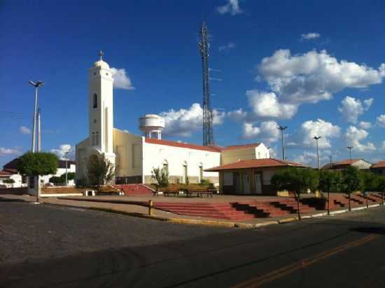 IGREJA MATRIZ DE SO FRANCISCO DE ASSIS E PRAA SARGENTO HERMNIO EM NOVO ORIENTE - CEAR, POR GEORGE AGUIAR - NOVO ORIENTE - CE