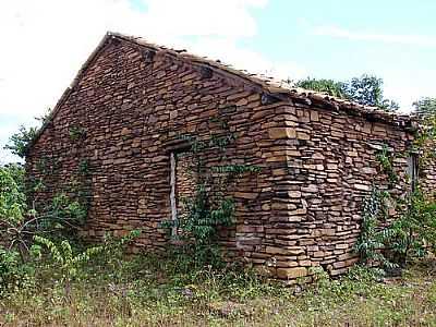 CASA DE PEDRA, POR ALANCARD LEOPOLDINO - PACUJ - CE