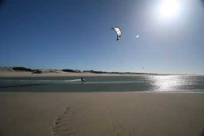 KITE SURF EM PARAJURU, POR PARAISO DO SOL HOTEL ESCOLA - PARAJURU - CE