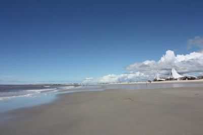 PRAIA COM JANGADAS, POR PARAISO DO SOL HOTEL ESCOLA - PARAJURU - CE