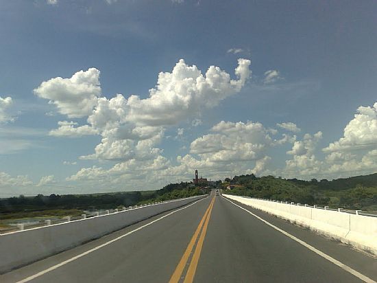 PONTE SOBRE O RIO JAGUARIBE EM PEIXE GORDO-CE-FOTO:JORGE HIRATA - PEIXE GORDO - CE