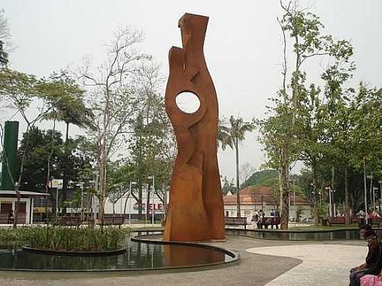 MONUMENTO NA PRAA DA REVOLUO-FOTO:JEZAFLU=ACRE=BRASIL - RIO BRANCO - AC