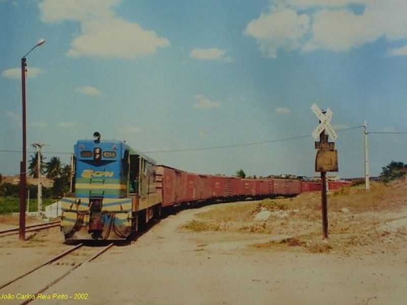 QUINCO-CE-LOCOMOTIVA DO DISTRITO-FOTO:WWW.ESTACOESFERROVIARIAS.COM.BR - QUINCO - CE