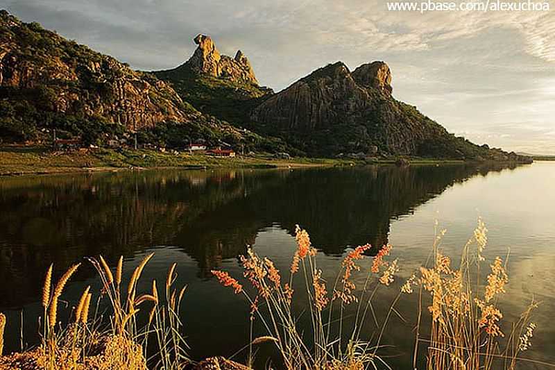 QUIXAD-CE-REFLEXO DO MORRO DA GALINHA CHOCA-FOTO:LEANDRO HOLANDA DE MORAIS - QUIXAD - CE