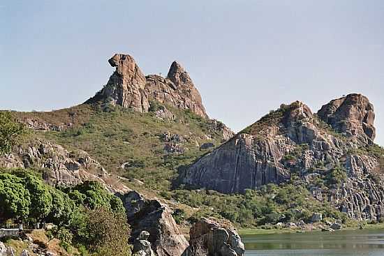 ROCHAS E A GALINHA CHOCA EM QUIXAD-CE-FOTO:KREWINKEL-TERTO DE A - QUIXAD - CE