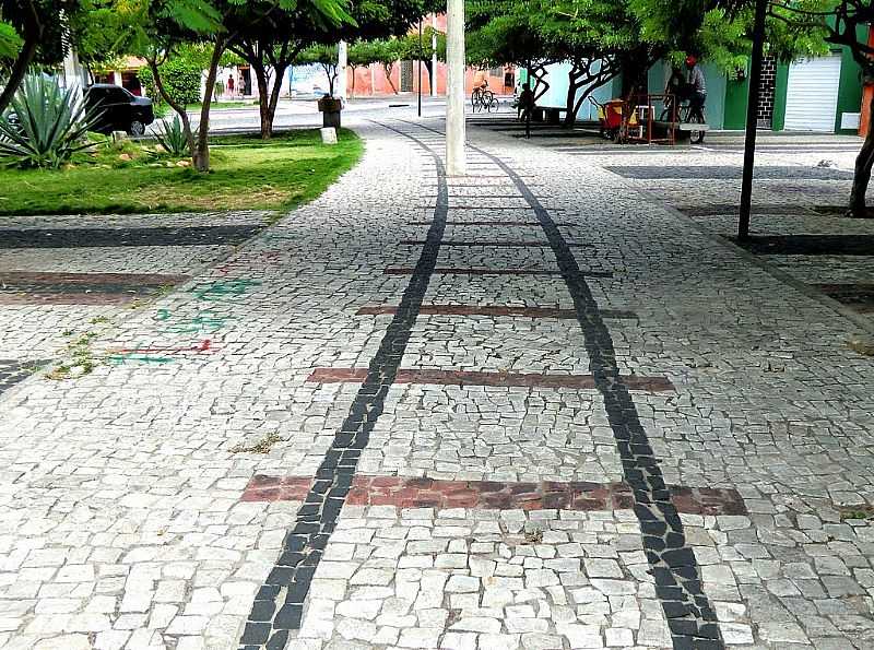 QUIXERAMOBIM-CE-TRILHA EM PEDRA DO QUE FOI A VIA FRREA -FOTO:MACLIO GOMES - QUIXERAMOBIM - CE