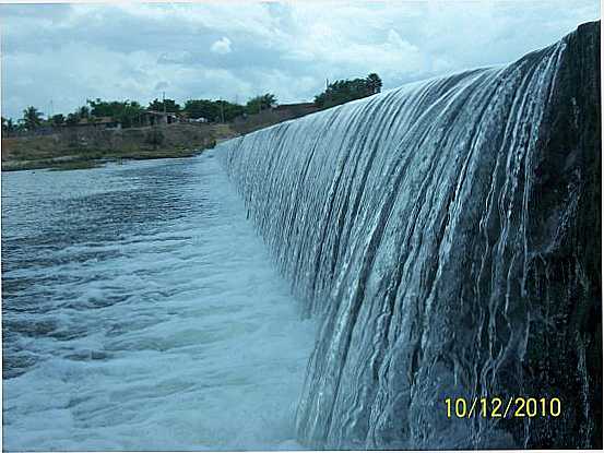 QUEDA D`AGUA DA BARRAGEM DE QUIXERE, POR IRAN LIMA - QUIXER - CE