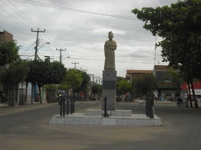 ESTTUA DO MONS. FRANCISCO JOS DE OLIVEIRA NO INCIO DA AVENIDA, POR LUCILENE BRITO - QUIXER - CE