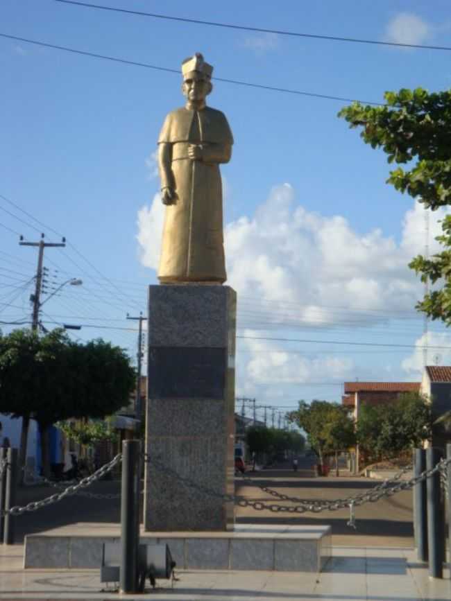 ESTTUA DO MONSENHOR OLIVEIRA -  POR LUCILENE BRITO - QUIXER - CE