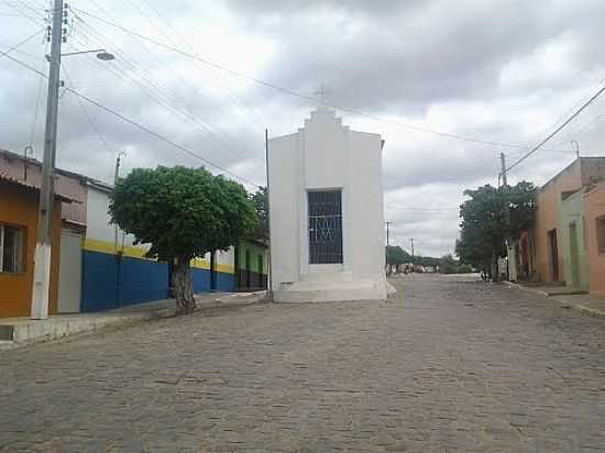 CAPELA NO MEIO DA RUA DE SABOEIRO-CE-FOTO:LEANDRO.SBRISSA - SABOEIRO - CE