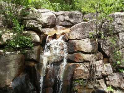 UMA PEQUENA CASCATA QUE JORRA EM TEMPO DE INVERNO NO SERROTE DA ROLA EM SANTANA DO ACARA, POR FRANCISCO LEANDRO COSTA - SANTANA DO ACARA - CE